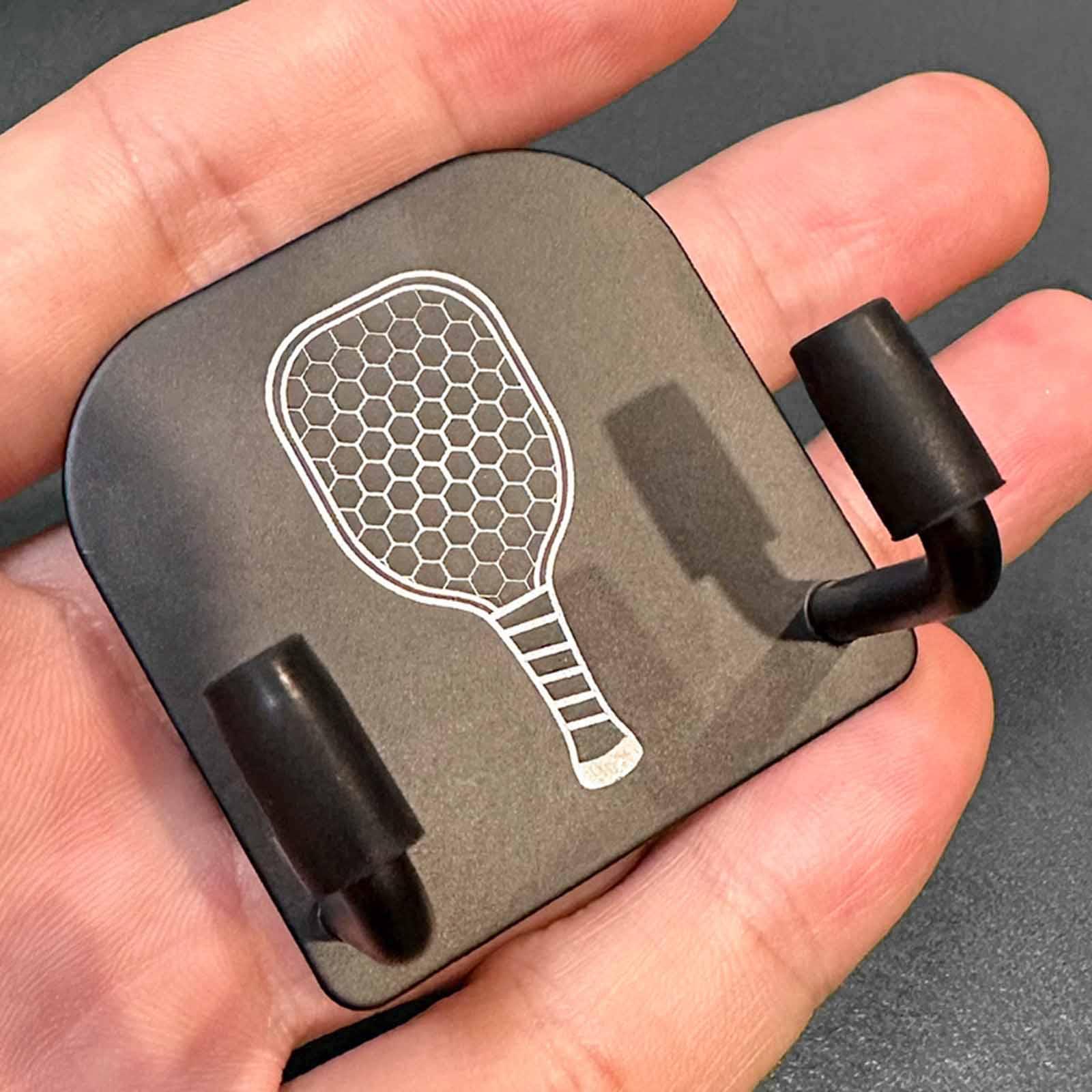 Badminton Zone - 2 個のピックルボールパドルラックはバドミントンを保持ガレージトレーニングテニスコートフェンスフッククリップフェンスと壁ピックルボールパドル