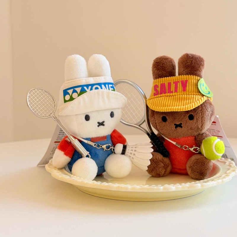 Badminton Tv - 新しい可愛いスポーツミッフィーバニーぬいぐるみキーホルダー、バドミントン・テニスデザイン、素敵なバッグチャーム、バックパックペンダント、アクセサリーギフト