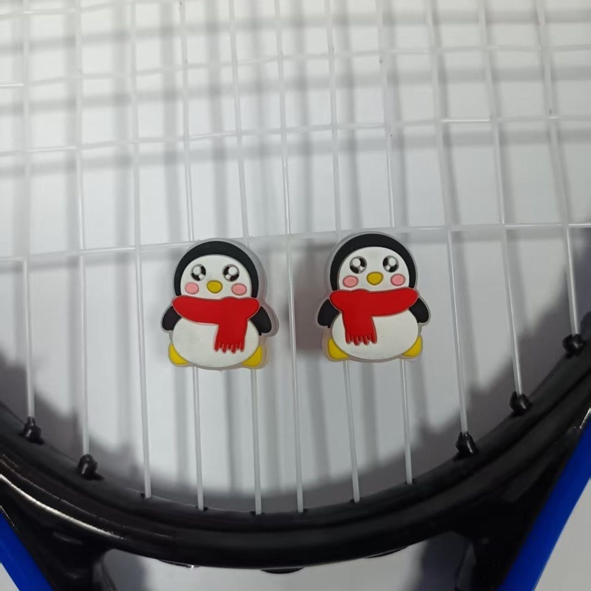 テニス、バドミントン、スカッシュラケット用の新しいペンギン型 - Racket Vibration Dampener のレビューと価格